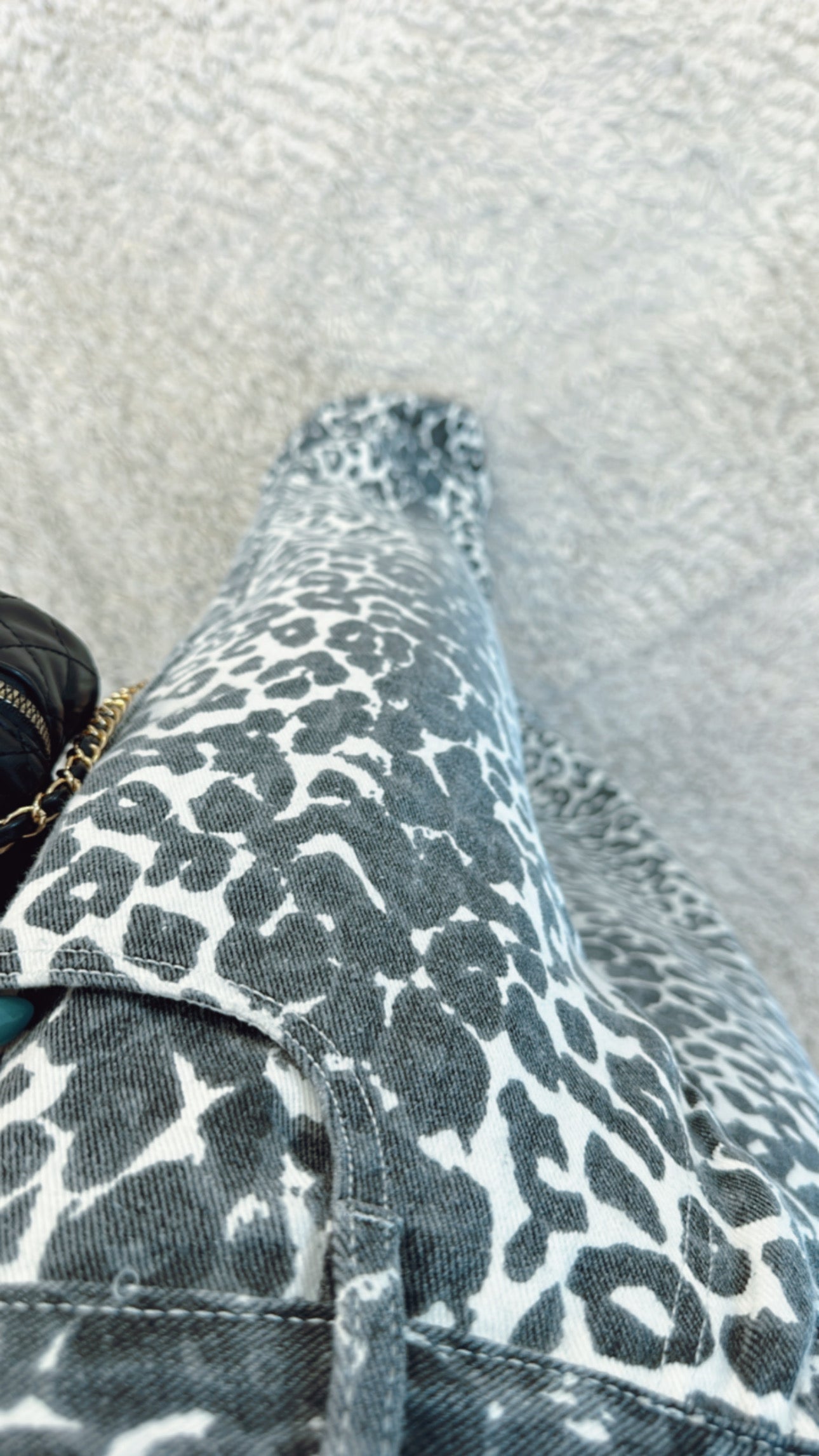 Jeans Leopardo Cinza