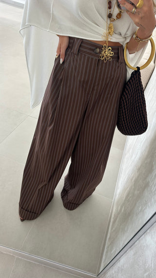 Calça Lumina Risca Castanha